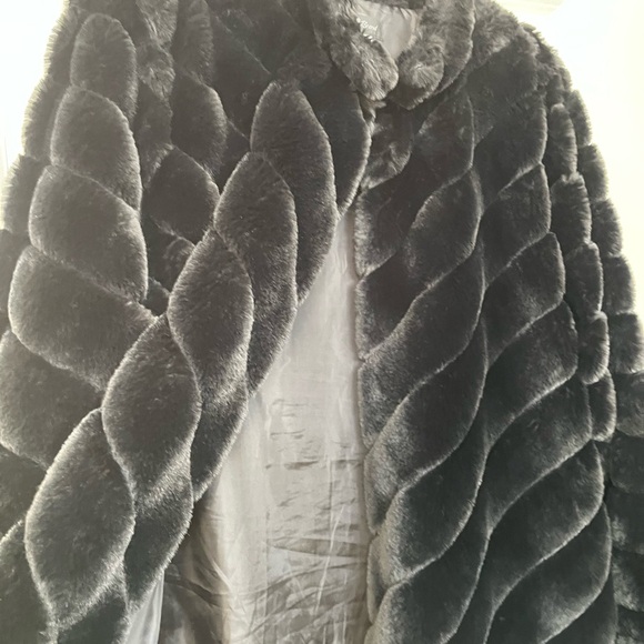 Totally gorgeous super soft faux fur coat - Picture 2 of 7